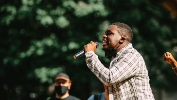 How To Become a motivational speaker and get paid